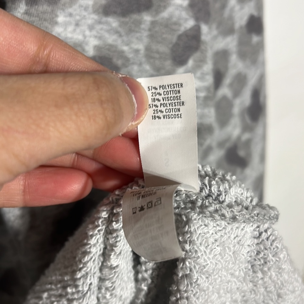 Aerie Grey Leopard Print Raw Hem Oversized Pullover Sweater Size S - Picture 7 of 8